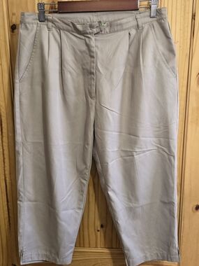 Allyson Whitmore Women's Tan Capris‎
